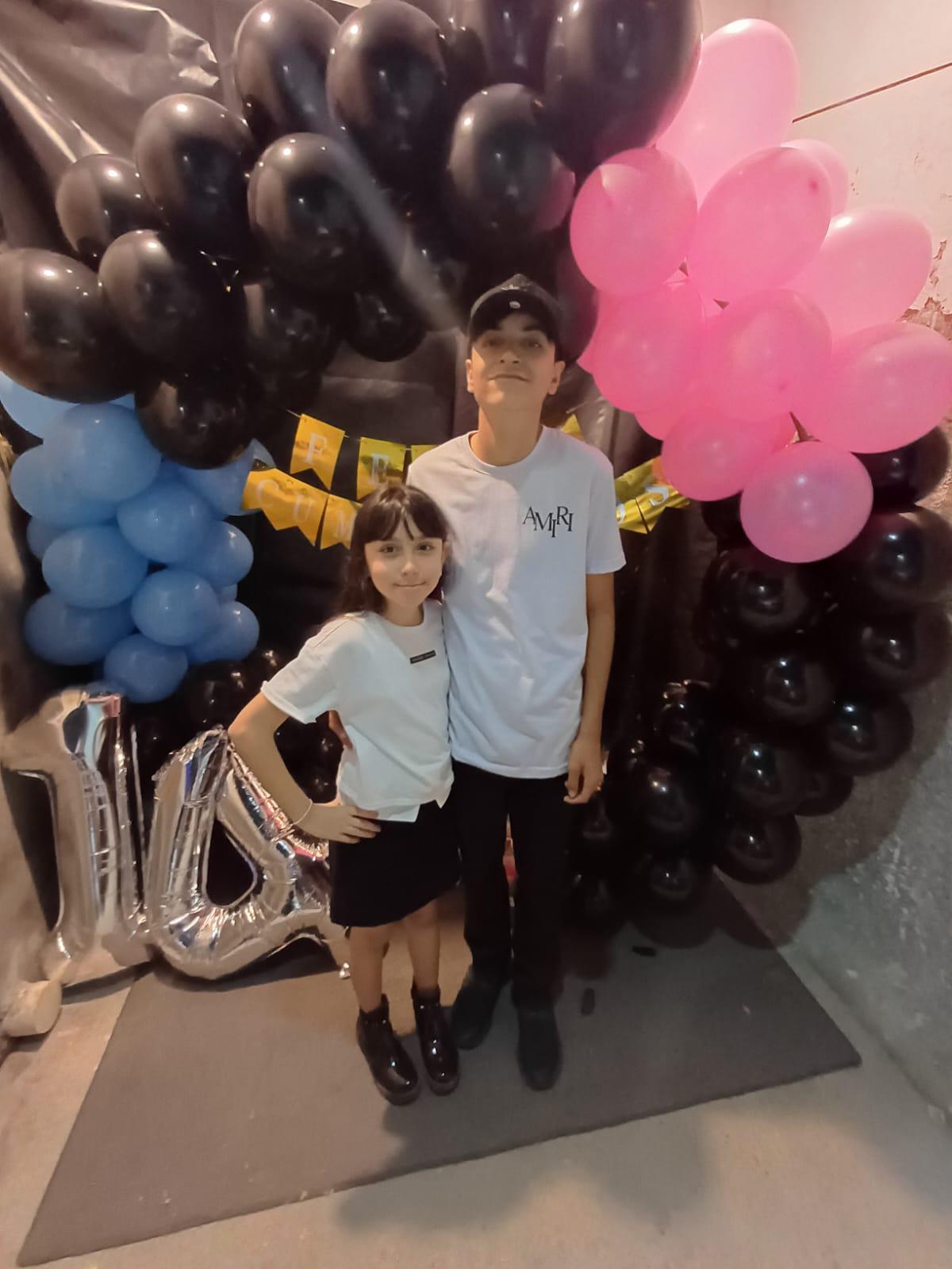 $!Con su hermana Alexa Sofía Martínez Aguilar.