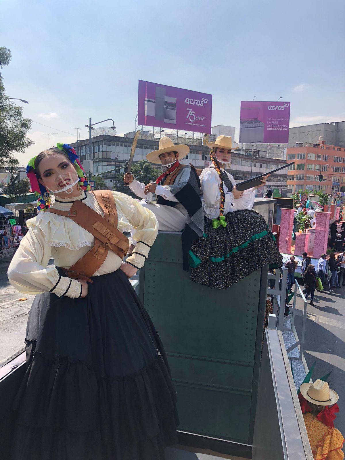 $!Honran a las mujeres sinaloenses de la Revolución, en el desfile de la CDMX