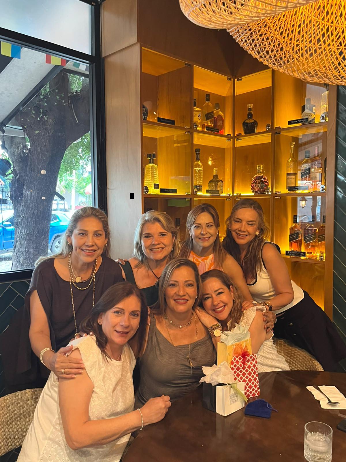 $!Zulma, Lourdes, Cecilia, Lili, María Luisa, Claudia y Mayra, la felicitan.