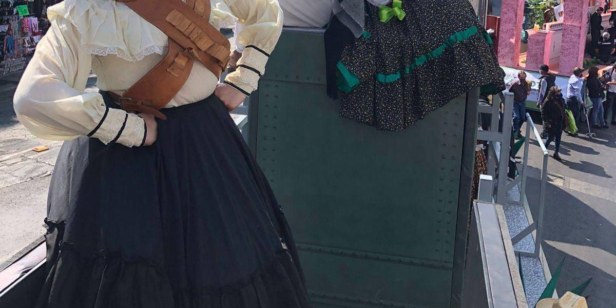 Honran a las mujeres sinaloenses de la Revolución, en el desfile de la CDMX