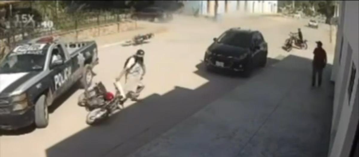 $!Riña a machetazos en San Miguel Zapotitlán deja como saldo a 2 jóvenes detenidos y 5 motos aseguradas
