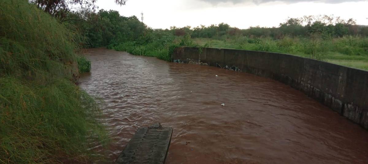 PC registra acumulación de agua de lluvia de hasta 80% en canales de Culiacán