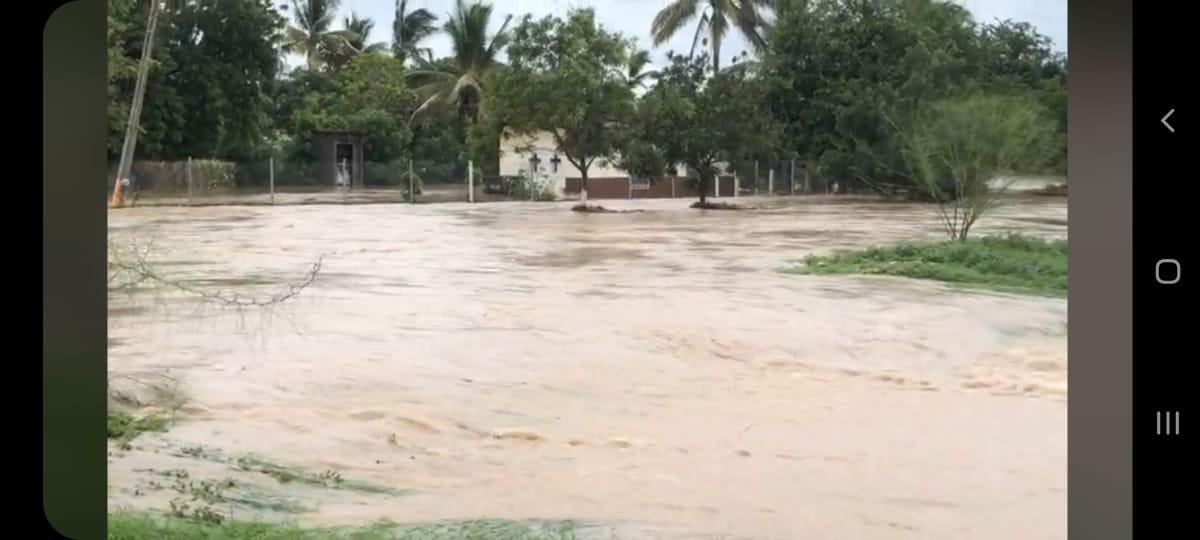 $!Para las 8 de la noche, Alfonso ya tenía su casa inundada en el Ejido de la Flor, en Eldorado