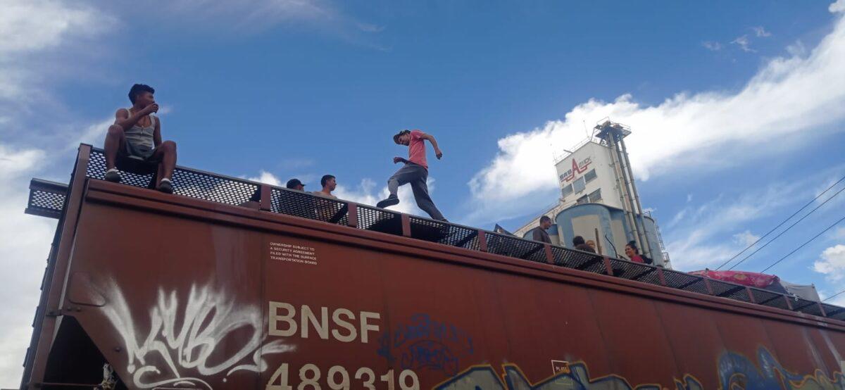 $!INM y la Guardia Nacional presionan a migrantes para bajar de tren en el norte del País
