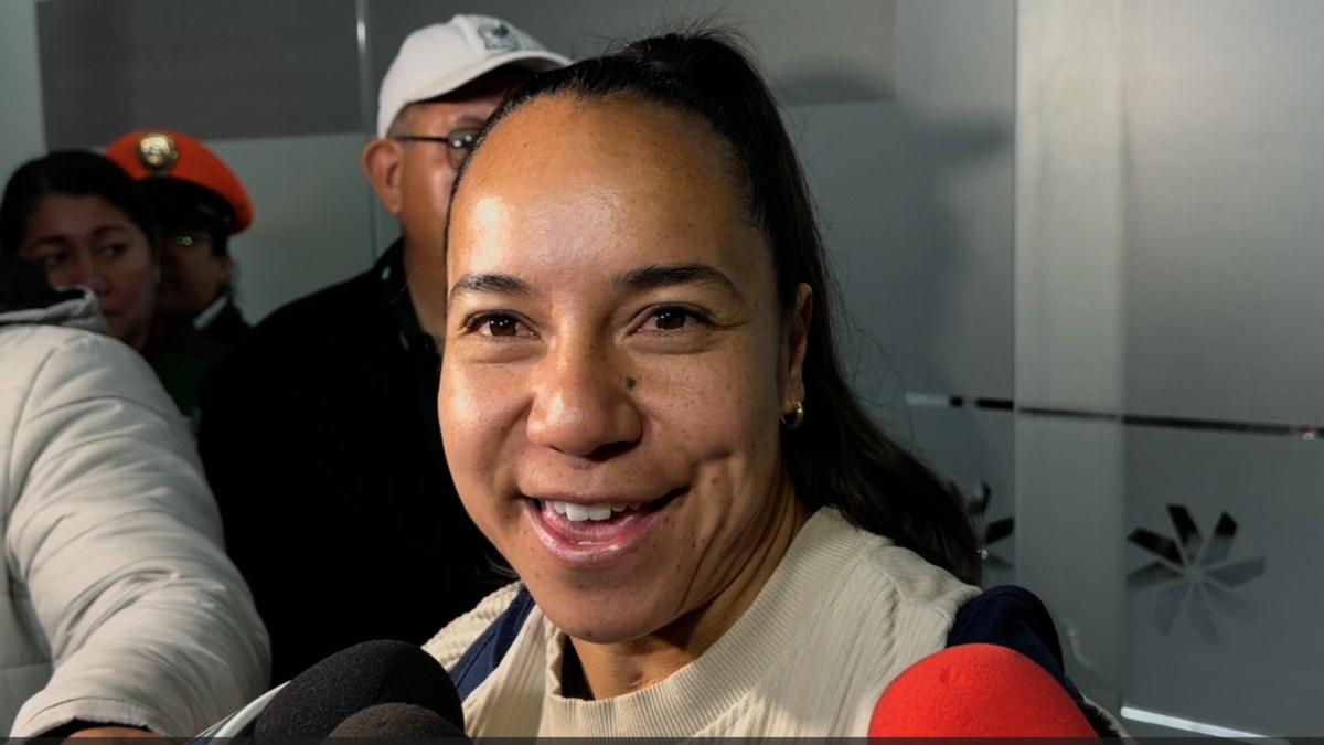 $!Charlyn Corral aterriza en México con el Balón de Oro: ‘Llegué a la gala sin que nadie me pelara, pero también soy una estrella’