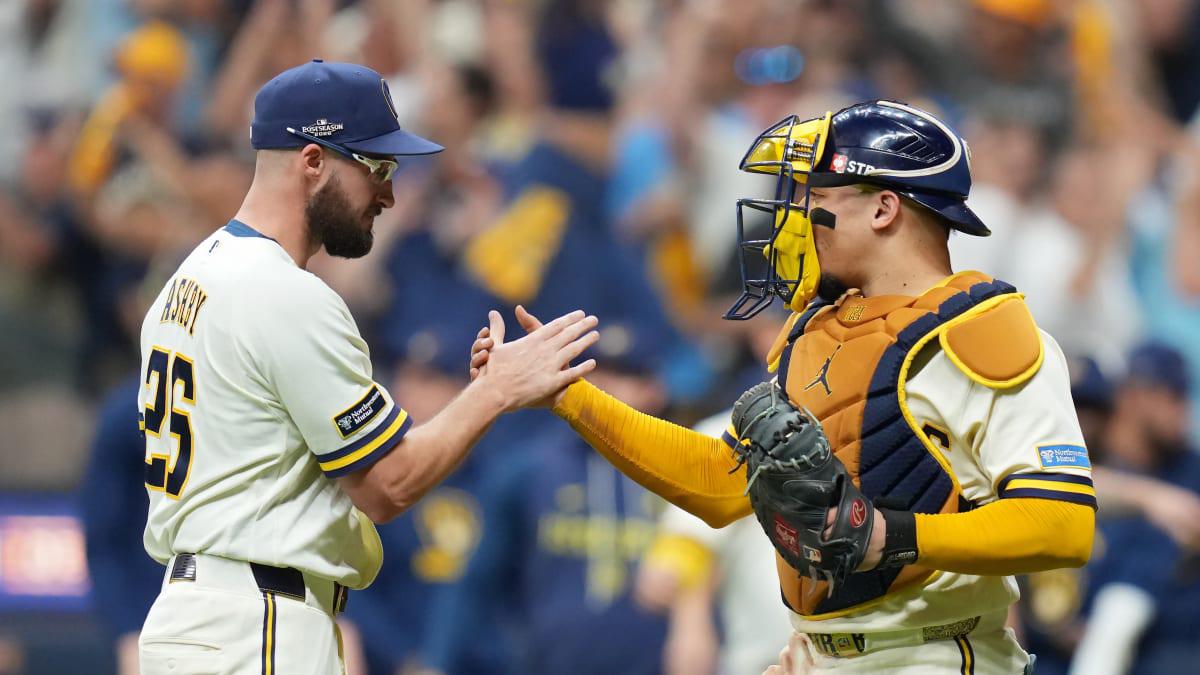 $!Aaron Ashby cerró el encuentro para los Cerveceros.