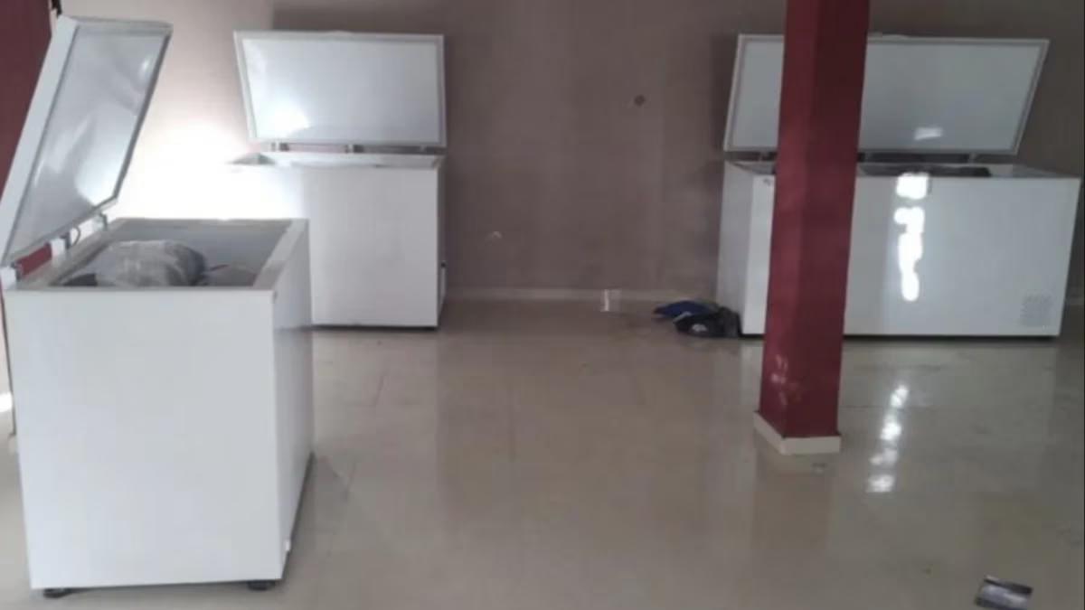 $!Frigoríficos en los que fueron hallados los restos, que podrían pertenecer a entre trece y dieciséis personas.