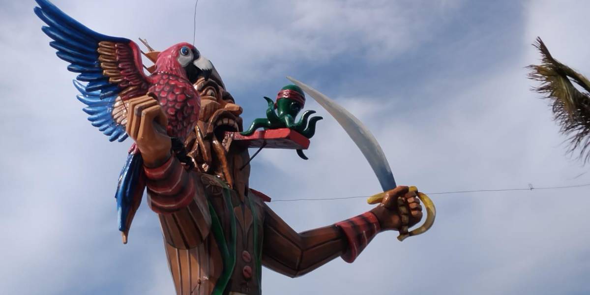 Continúa instalación de más monigotes del Carnaval de Mazatlán