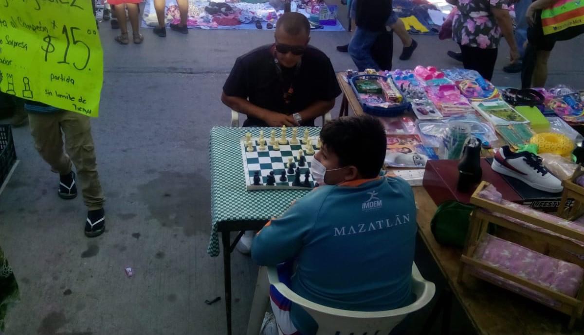 $!¿Le sabes al ajedrez? En Mazatlán, Luis te reta a ganarle una partida en el tianguis de la Juárez