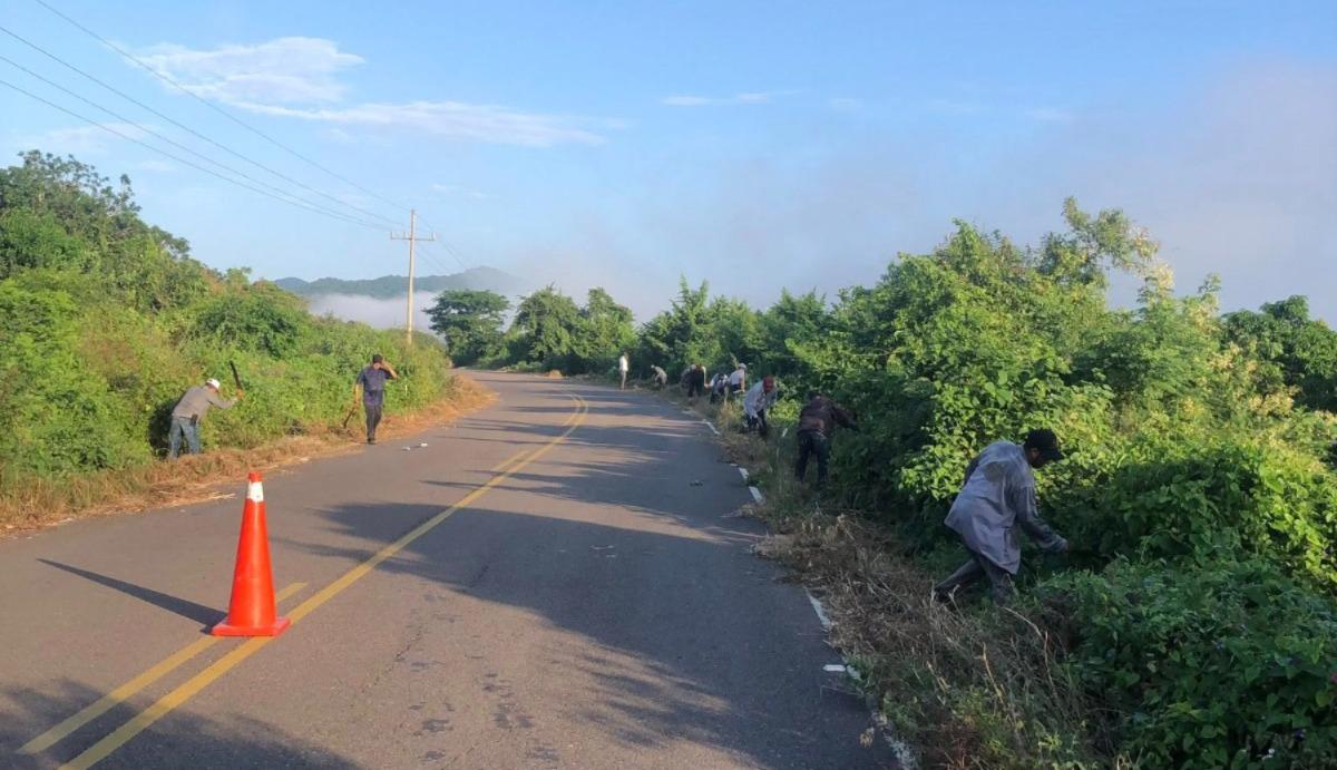 $!Vecinos de Cacalotán se encargan de limpiar tramo de carretera estatal