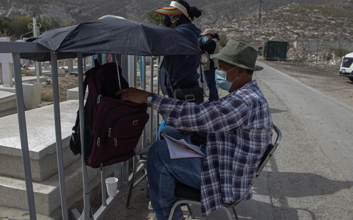 $!Jesús Lamas, que busca a su hija Irma Lamas López, acudió los 17 días que duró la exhumación masiva en Torreón. Cada día documentó en una bitácora los trabajos que se hacían para recuperar los restos inhumados.