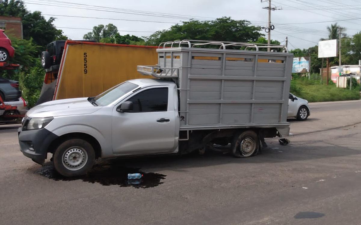 $!Chocan dos camionetas en el entronque de La Urraca, al sur de Mazatlán