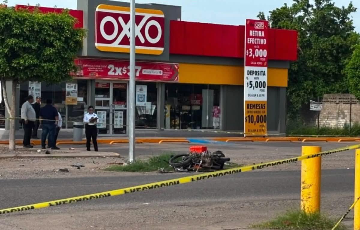 $!Profesor de secundaria pierde la vida tras chocar en su moto contra camioneta en Guamúchil