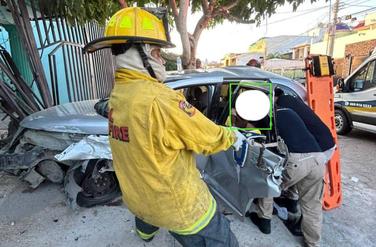 $!Automóvil choca contra árbol y derriba portón de una casa del fraccionamiento Lomas de Mazatlán