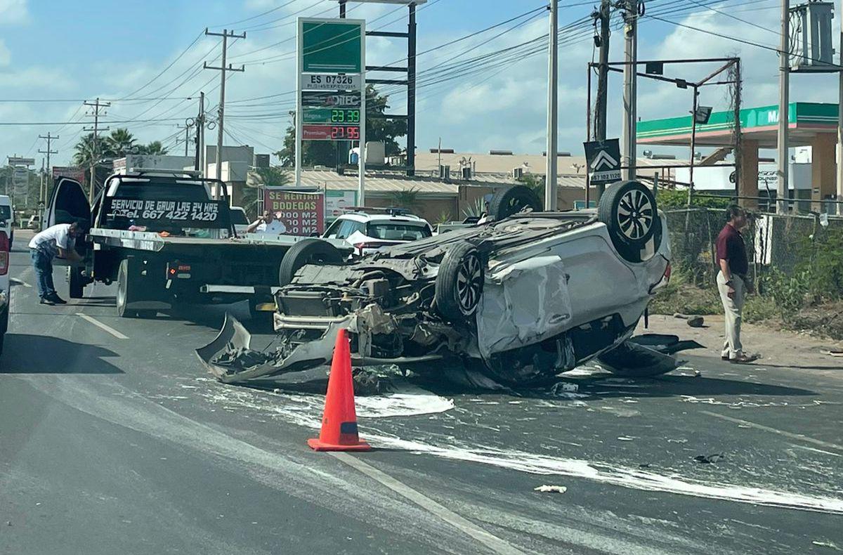 $!Joven vuelca en su vehículo tras chocar con base de semáforo en Culiacán