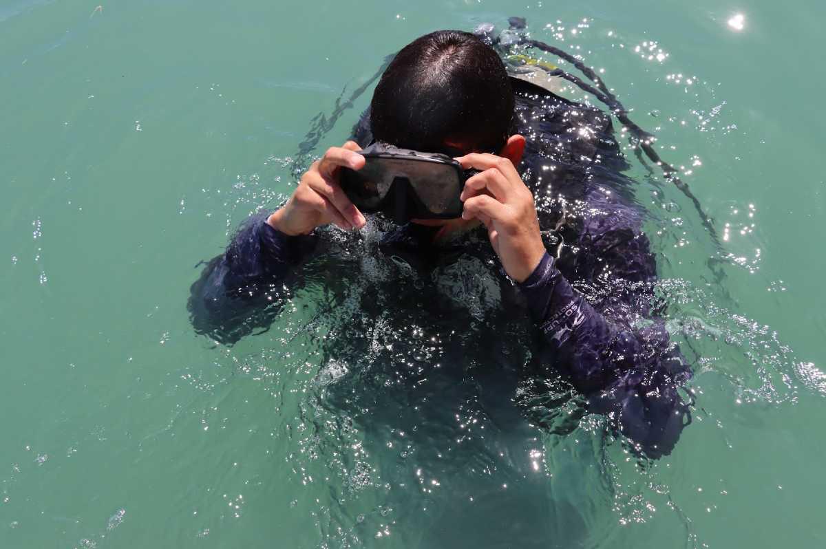 $!El buzo profesional Héctor Iñiguez dentro del mar realizando maniobras de extracción de redes de pesca fantasma abandonadas o en desuso como parte de las tareas del programa de Pesca ABC.