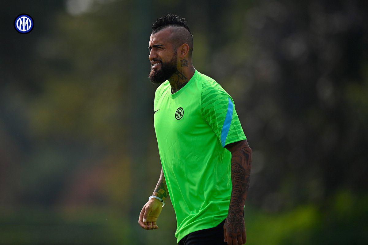 $!Arturo Vidal es captado borracho haciendo piruetas sobre un Ferrari (VIDEO)