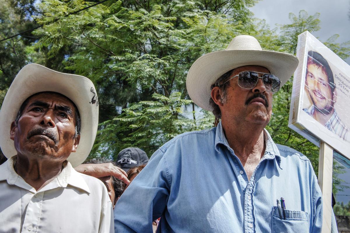 $!Melchor Flores, padre del Vaquero Galáctico, y Roberto Galván, fallecido en 2013, quien buscaba a su hijo Roberto.