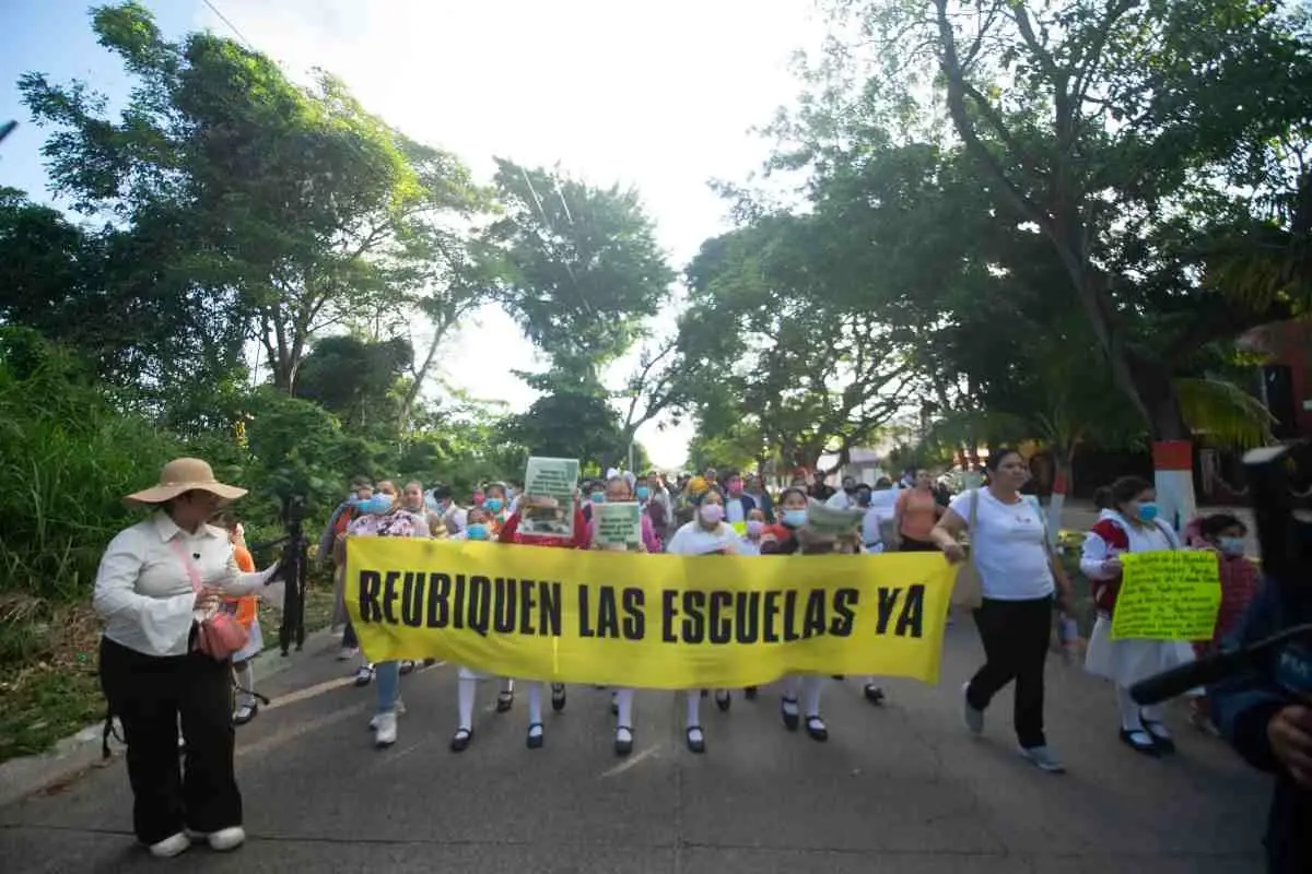 $!Reubicación de escuelas cercanas a refinería Dos Bocas se resolverá mediante consenso, dice Mario Delgado a familias
