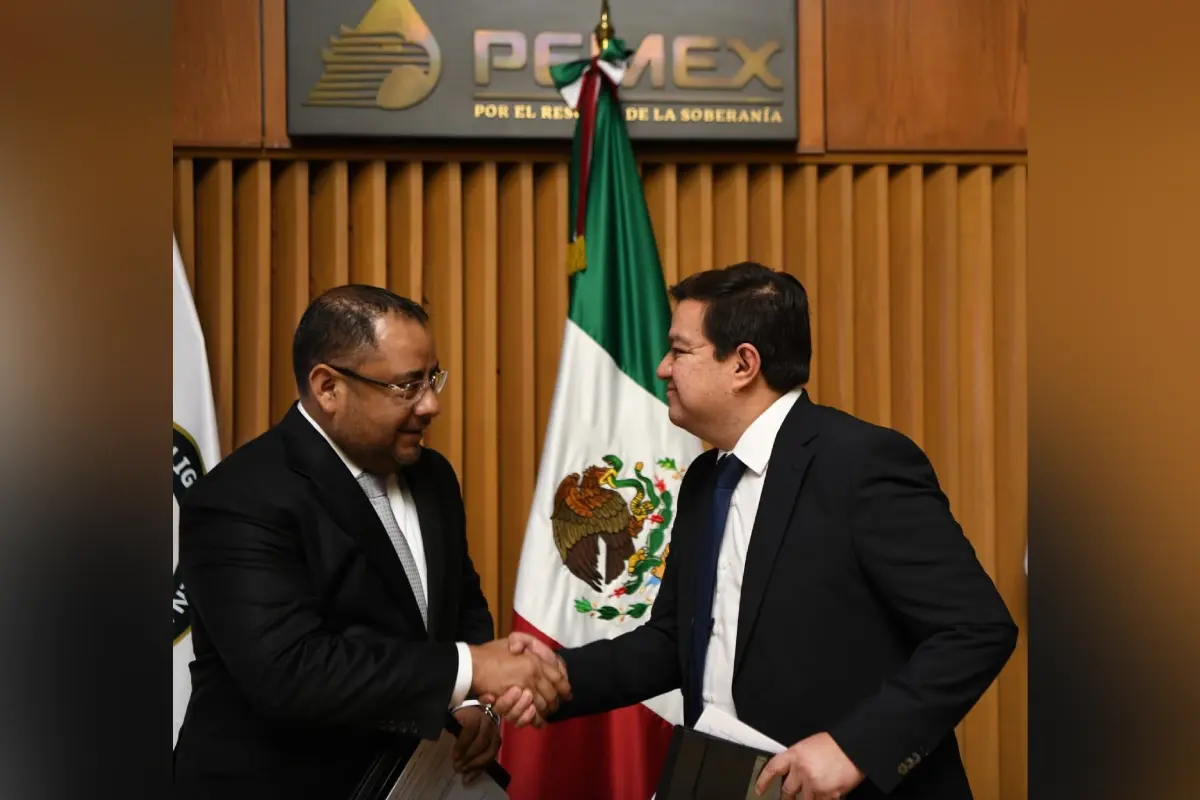 $!Ambos funcionarios durante la firma del convenio.