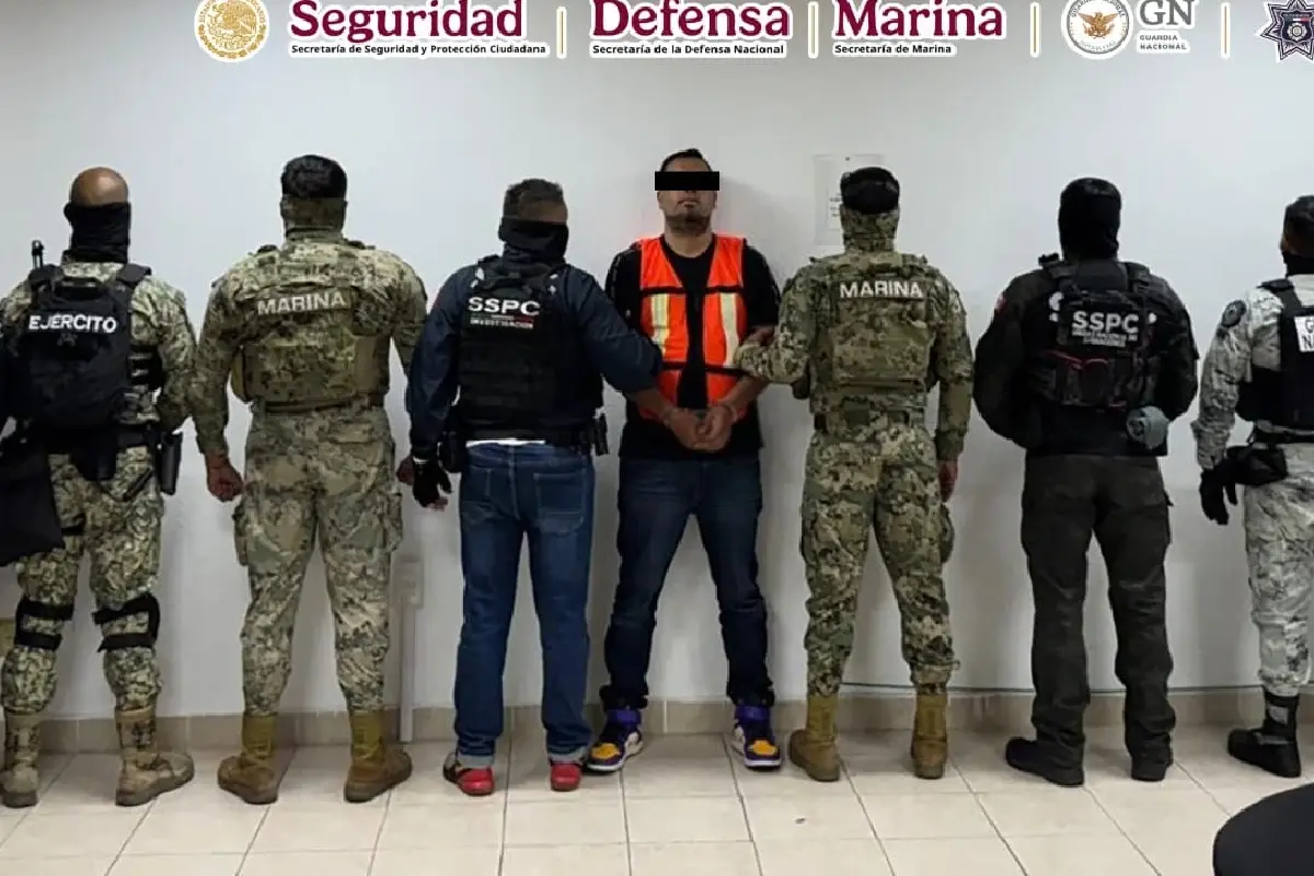 $!Detienen en el AICM a ‘El Deivid’, señalado como nuevo líder de La Chokiza, investigado por extorsión y homicidio