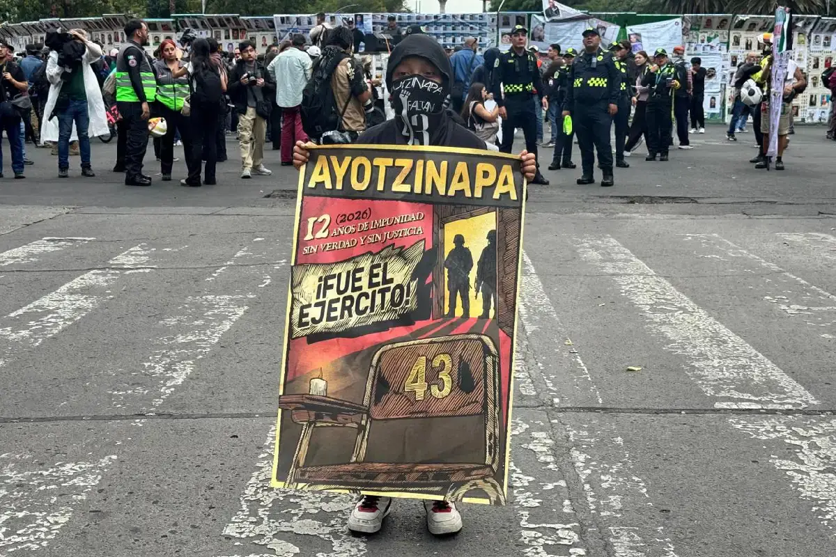 $!‘Tenemos memoria’: marchan a 12 años de la desaparición de los 43 normalistas de Ayotzinapa