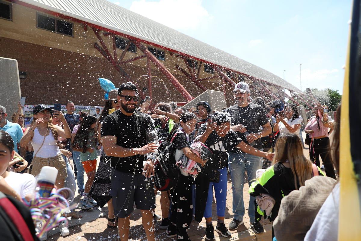 $!Reciben con entusiasmo a la delegación sinaloense de tiro deportivo; llega cargada de medallas