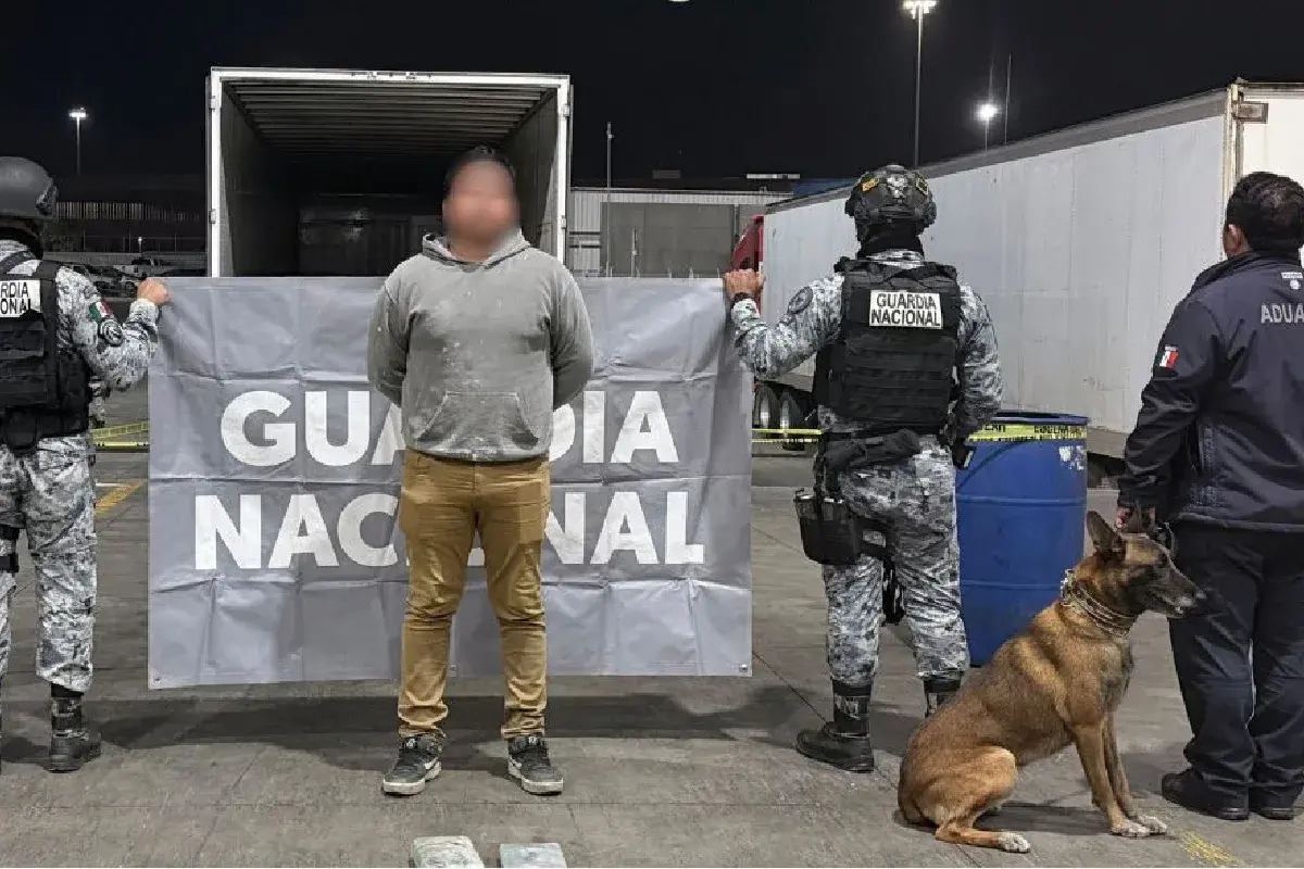 $!Policías federales remitieron al chofer del camión ante las autoridades. ministeriales para ser interrogado sobre la procedencia y destino de la droga.