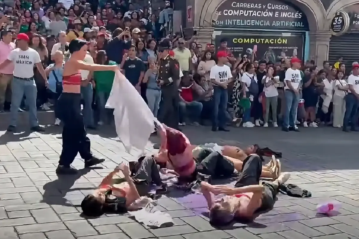 $!Protestan en desfile de la independencia en Cuernavaca por feminicidio de Claudia, estudiante española de la UAEM