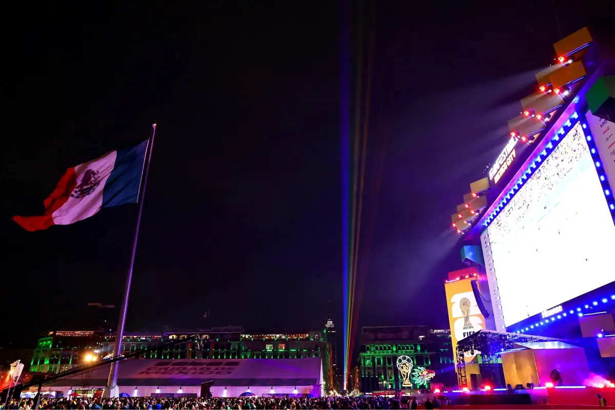 $!‘Es un mensaje de pluralidad’: CDMX proyecta arcoíris de la diversidad de Revolución al Zócalo