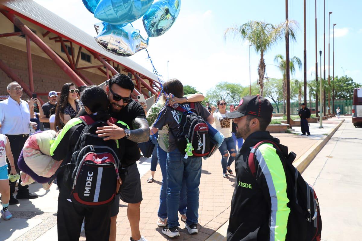 $!Reciben con entusiasmo a la delegación sinaloense de tiro deportivo; llega cargada de medallas