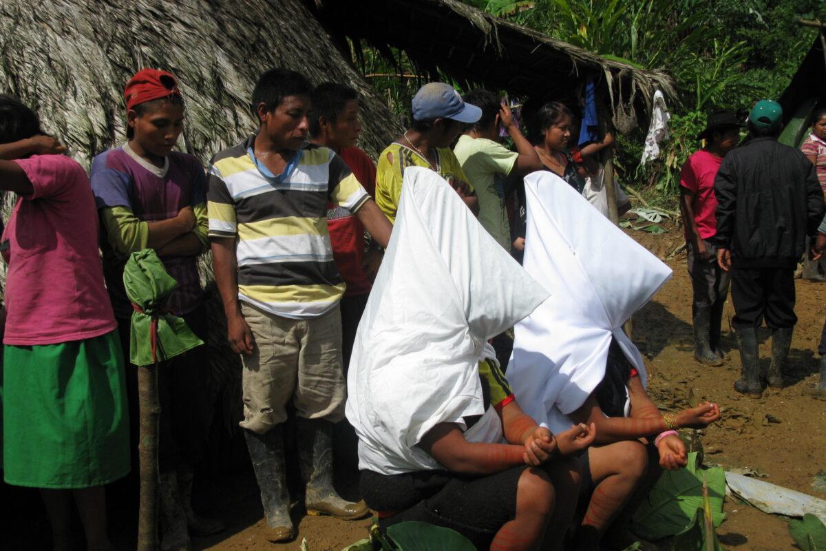 $!Cuando las mujeres U’wa tienen su primera menstruación, les imponen la kokora con un velo blanco que simboliza el Zizuma y la pureza.