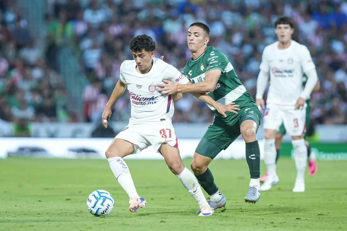 $!Chivas saca triunfo polémico ante Santos y suma siete puntos