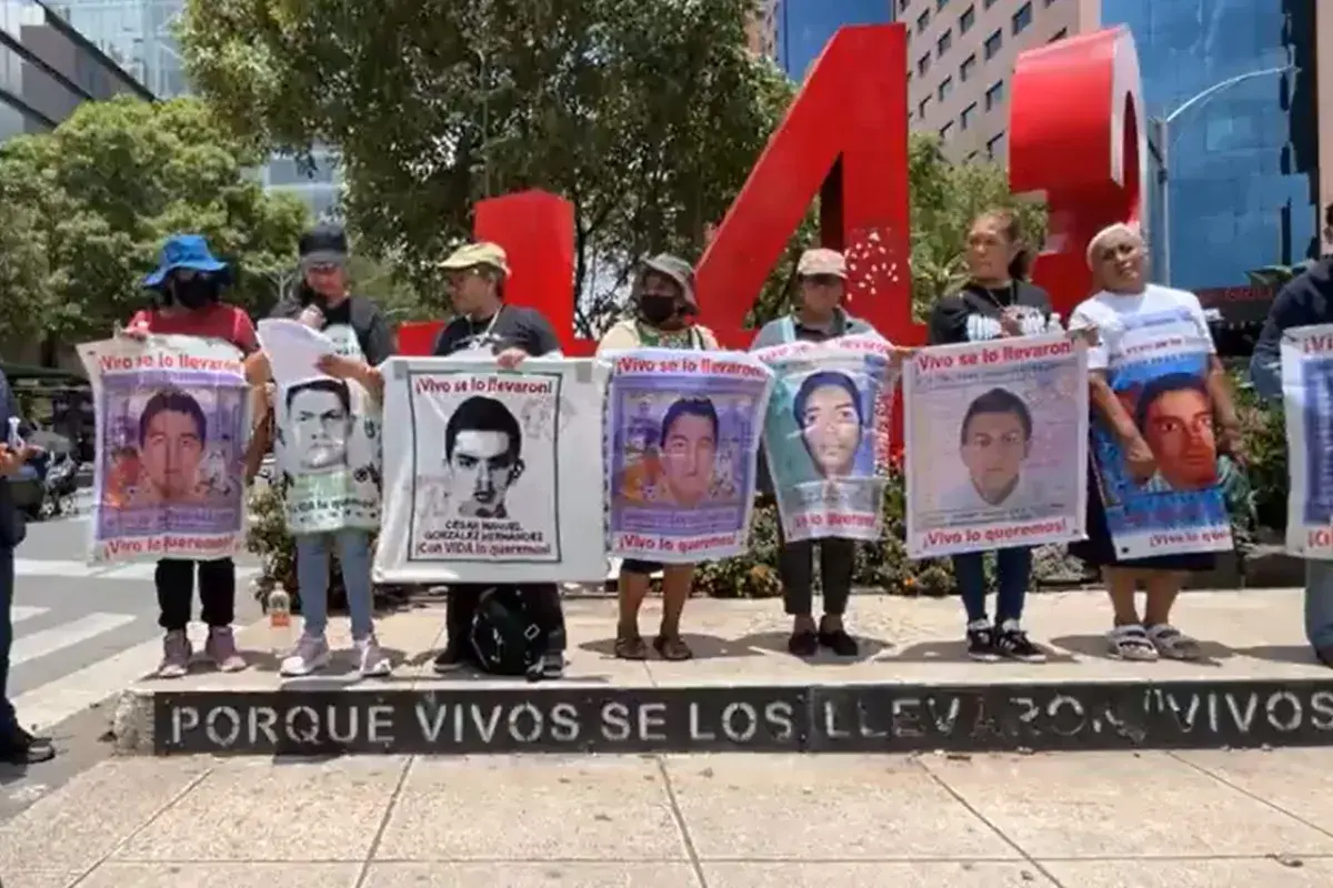 $!Los familiares anunciaron que se reorganizarán junto con normalistas y organizaciones sociales para continuar la lucha por la verdad.