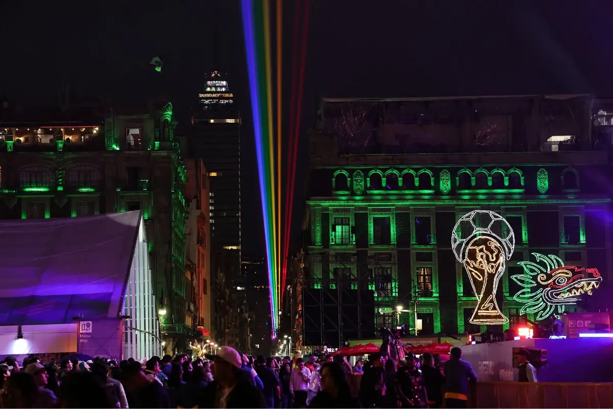 $!‘Es un mensaje de pluralidad’: CDMX proyecta arcoíris de la diversidad de Revolución al Zócalo