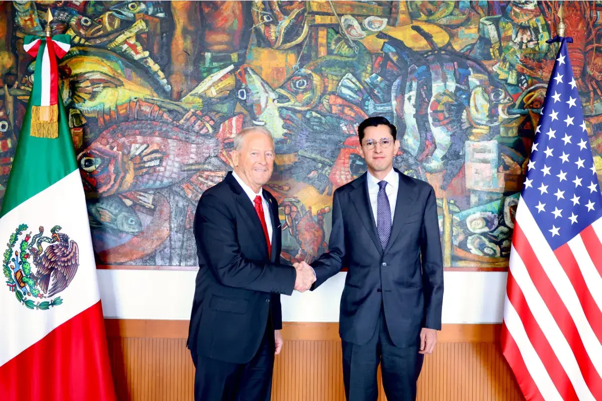 $!El Secretario de Relaciones Exteriores, Roberto Velasco, y el embajador Ronald Johnson.