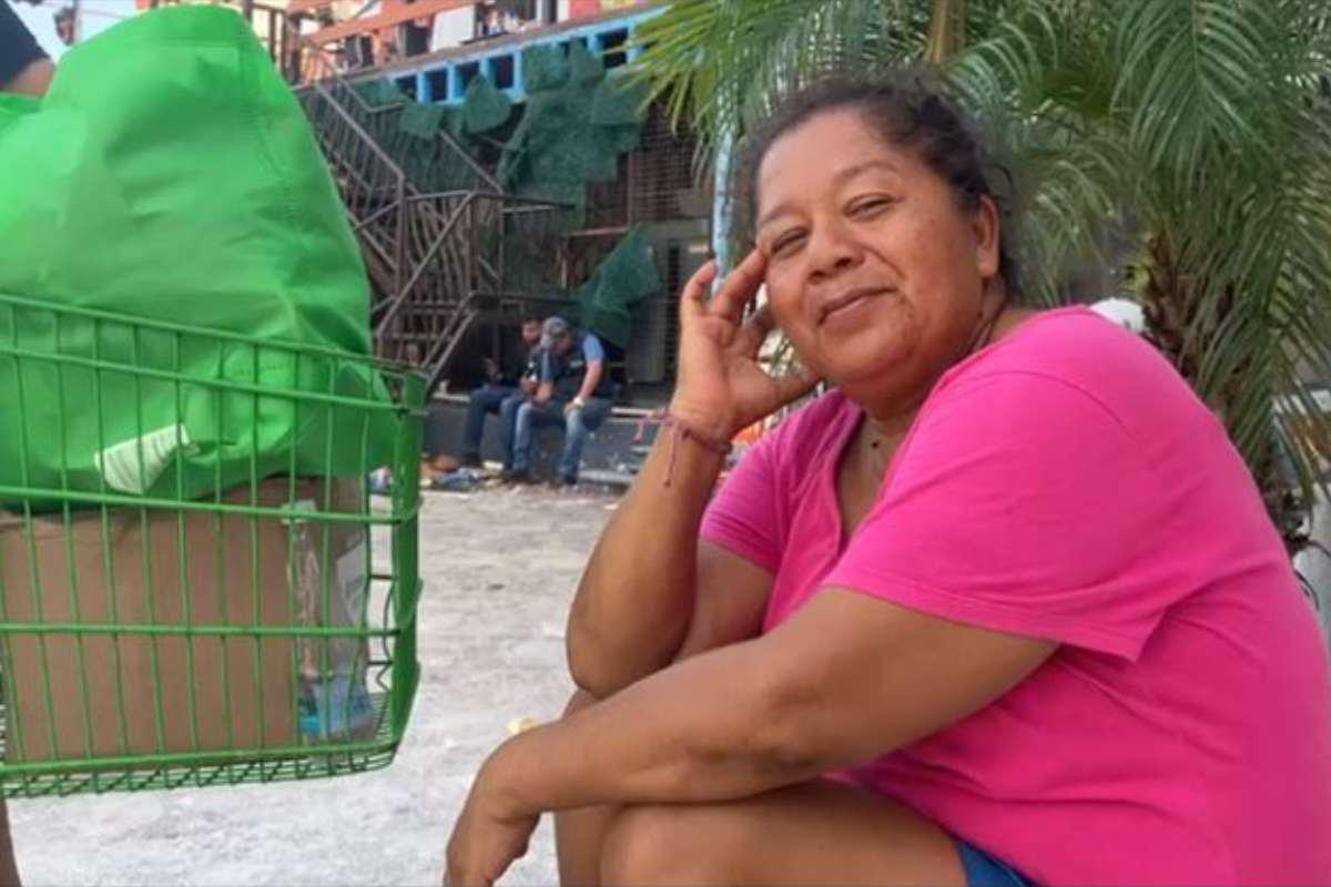 $!Rufina, afectada por el huracán Otis en Acapulco, critica la respuesta de las autoridades.