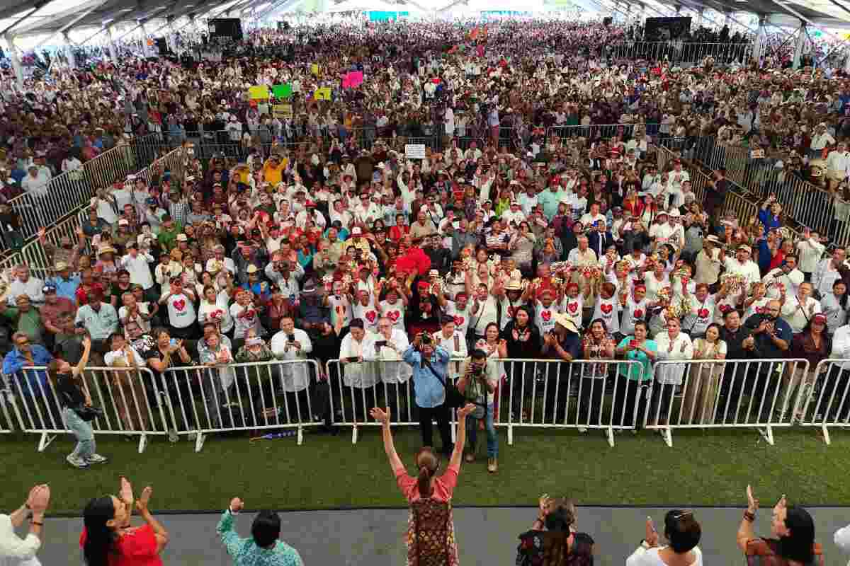 $!Sheinbaum llega a Guerrero en medio de protestas del magisterio; CETEG le entrega pliego petitorio