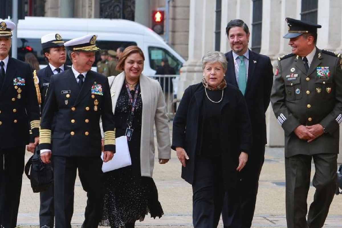 $!AMLO estuvo acompañado por los secretarios de la Defensa, Marina y Relaciones Exteriores.