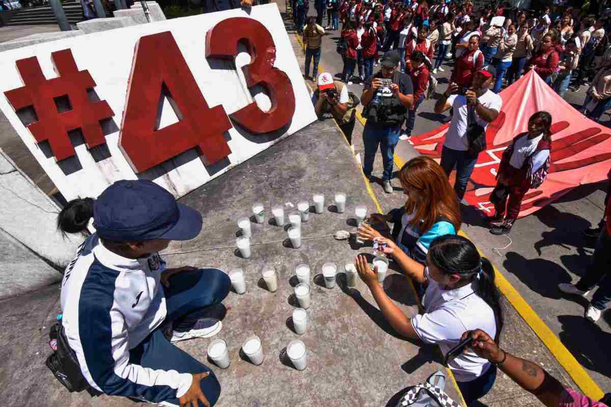 $!Familiares de los 43 piden al Gobierno 806 documentos; Sedena solo entrega 5