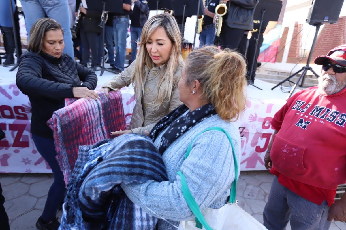 $!Alejandra Carrillo, esposa del alcalde Armando Cabada, reparte cobijas.