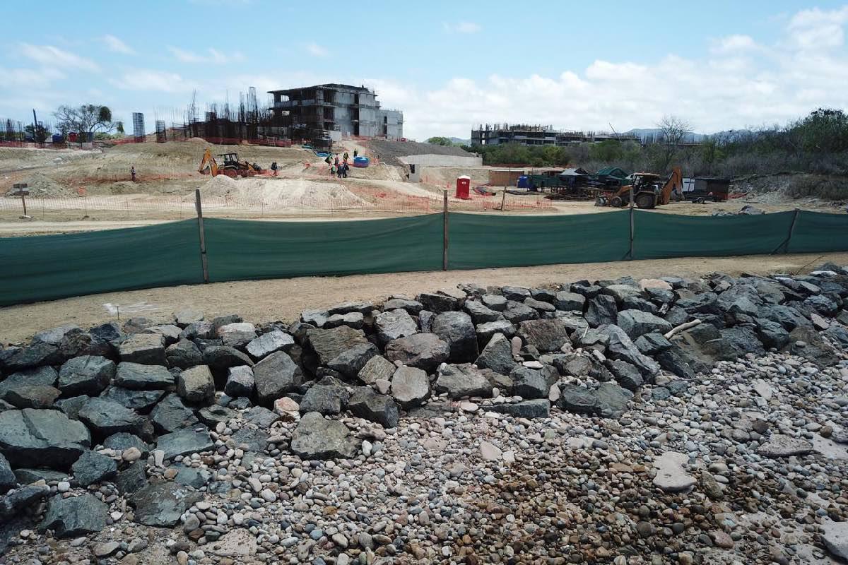 $!Habitantes piden el retiro de rocas y la restauración de la playa.