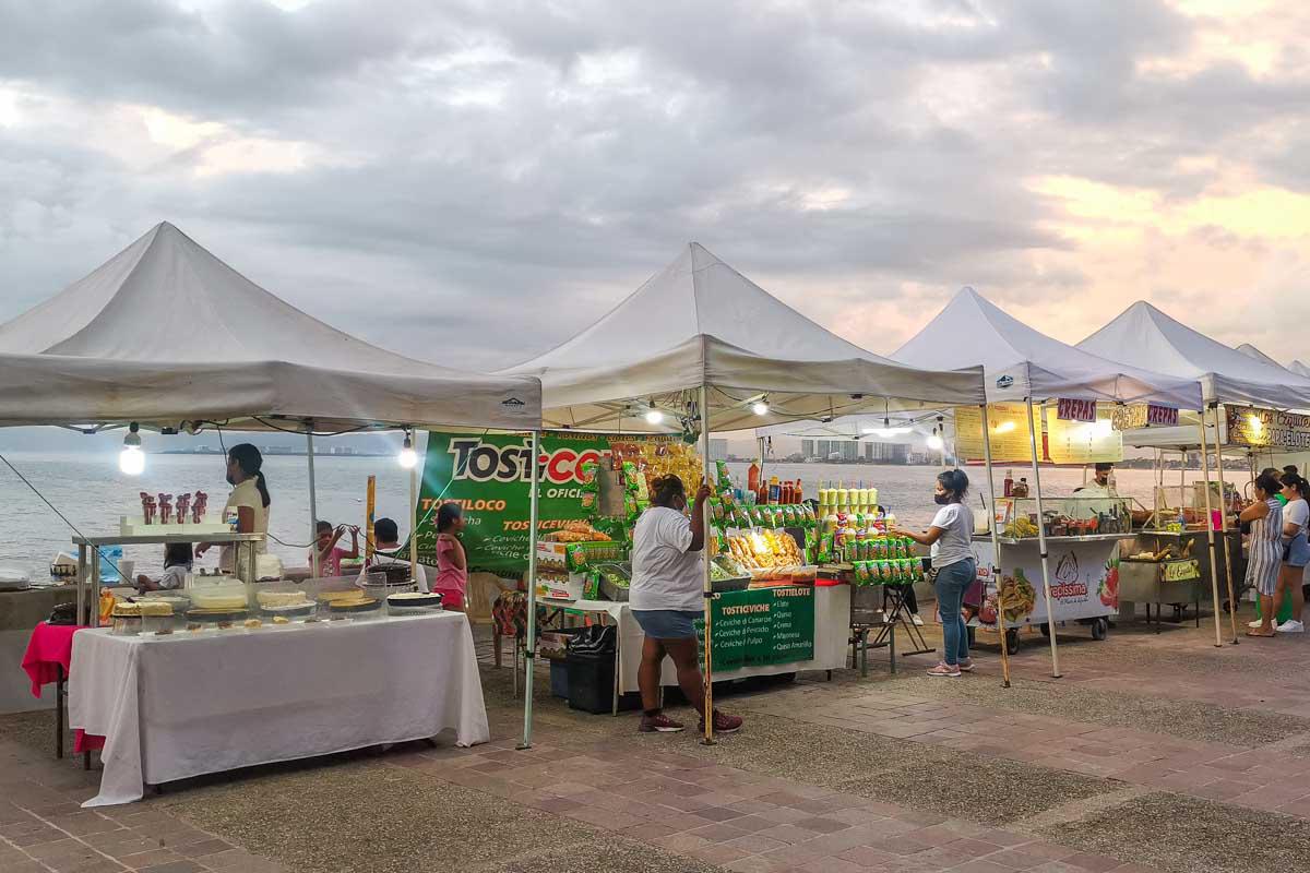 $!En Puerto Vallarta los vendedores ambulantes se encuentran distribuidos de manera ordenada