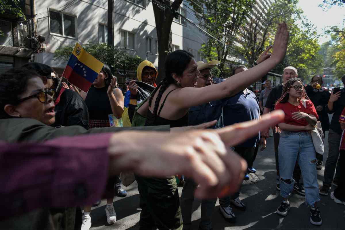 $!Protestan frente a la Embajada de EU en CDMX contra intervencionismo en Venezuela