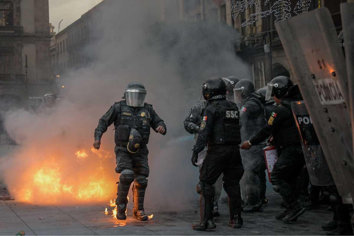 $!Marchan en CDMX por los 57 años de la matanza de Tlatelolco; grupo se enfrenta policías y saquea negocios
