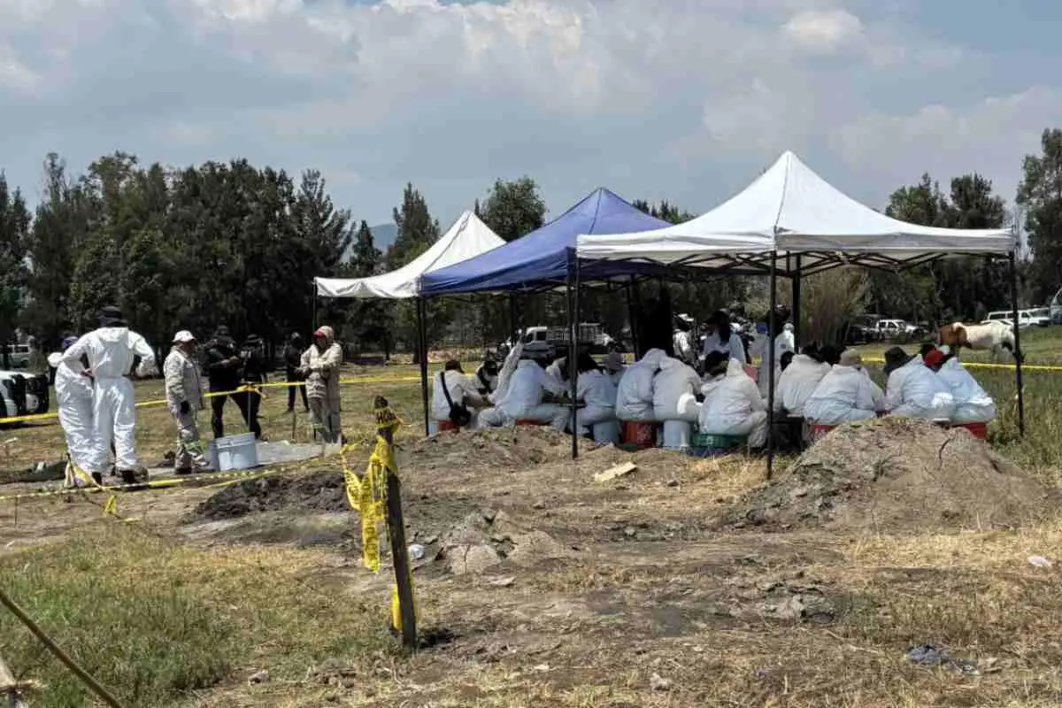 $!En Tlahuac-Chalco encuentran 1,500 fragmentos óseos en terrenos lacustres donde crecen lechugas