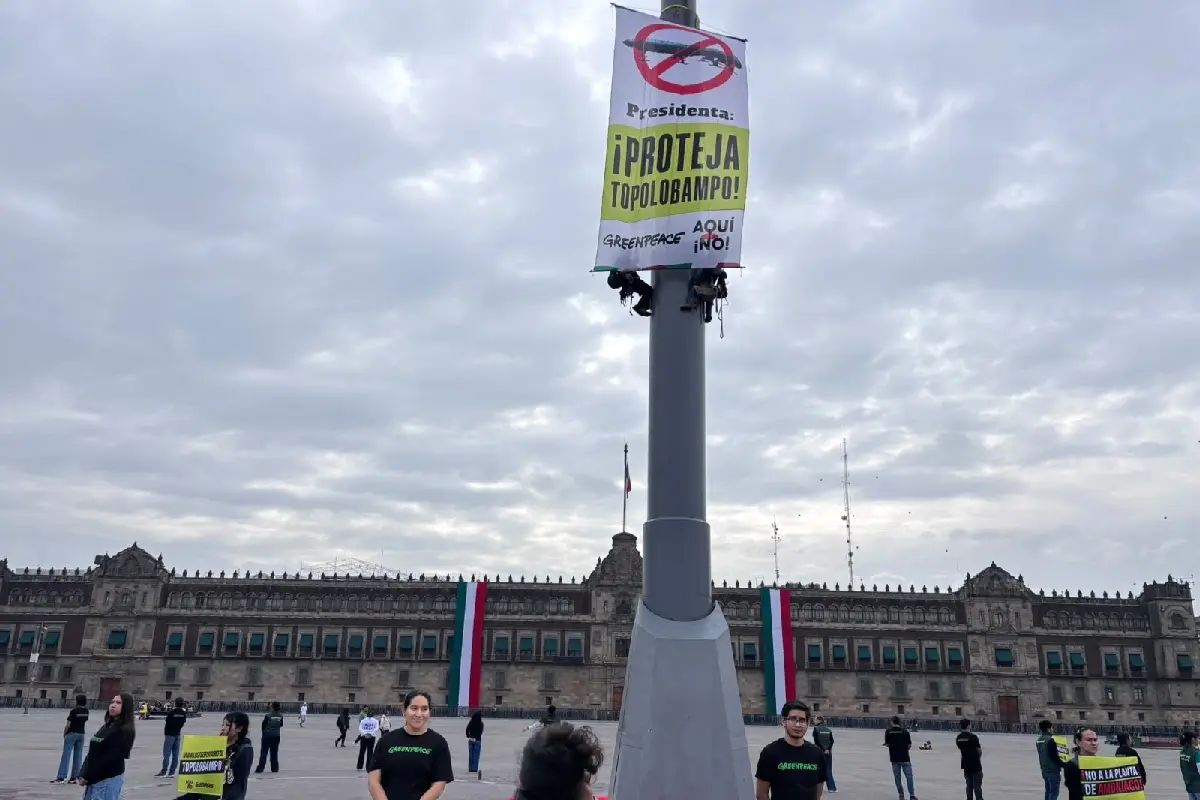 $!Integrantes de Greenpeace escalaron el asta bandera del Zócalo.