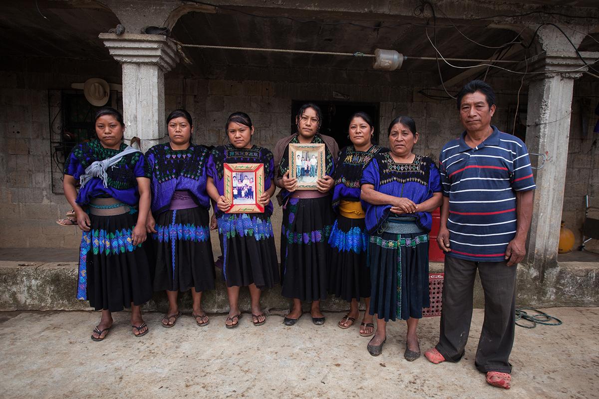 $!La familia de Alejandro en su casa en la comunidad de Tz´oeptic, municipio de Mitontic, Altos de Chiapas. Las pocas fotos que tienen de Alejandro han sido tomadas dentro de la cárcel.