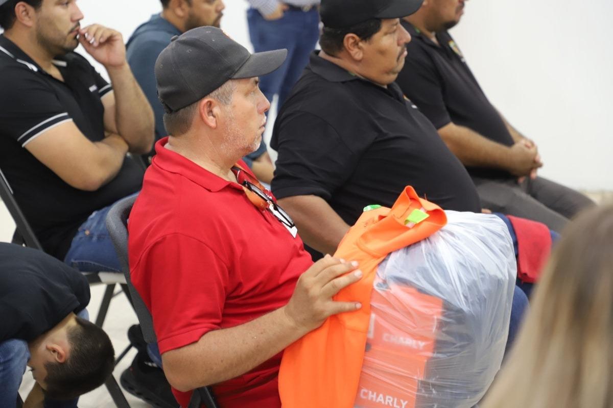 $!Elota entrega uniformes a 140 trabajadores municipales como parte del contrato colectivo