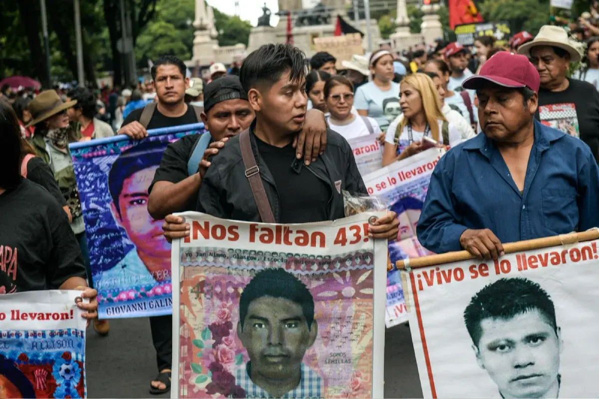 $!‘Tenemos memoria’: marchan a 12 años de la desaparición de los 43 normalistas de Ayotzinapa